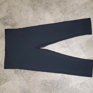 GapFit Maternity Blackout Technology regular Capri leggings medium